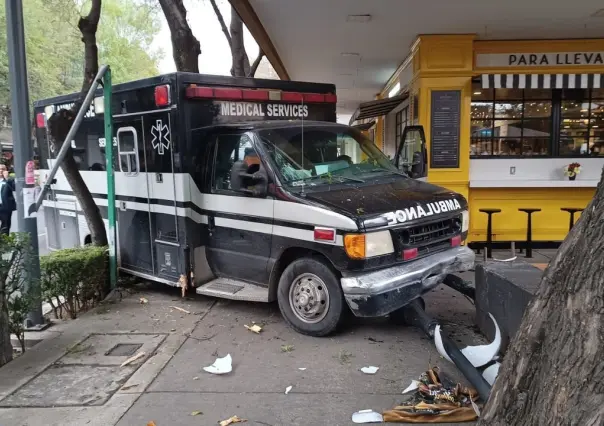 Ambulancia protagoniza aparatoso accidente en la Roma