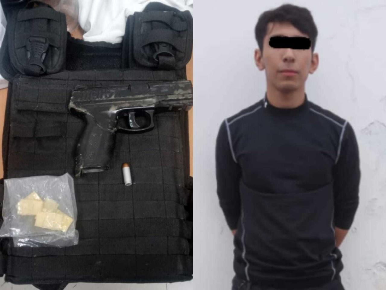 Los oficiales sorprenden al sospechoso a quien le hallan droga en una de las bolsas de su pantalón aparentemente cristal, un chaleco antibalas y la réplica de una pistola. Foto: POSTA MX.