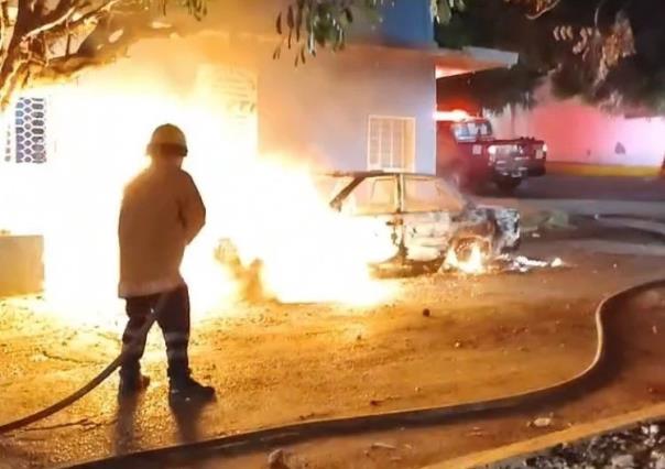 Asesinan a dos y los incineran en un taxi en Guerrero