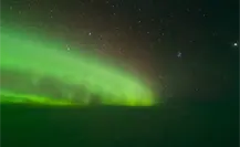 VIDEO: Graban pilotos magnifica aurora boreal en vuelo nocturno