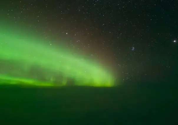 VIDEO: Graban pilotos magnifica aurora boreal en vuelo nocturno