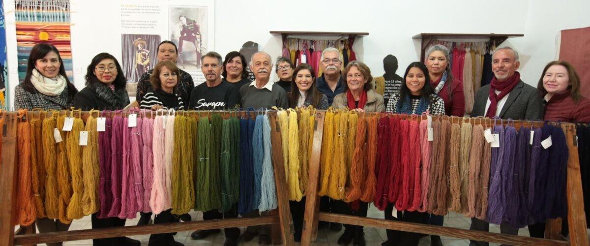 Grupo del taller de tintura. Fotografía de la Secretaría de Cultura.