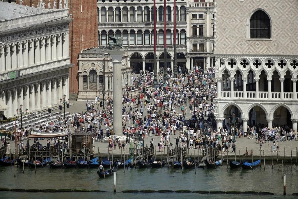 El objetivo es reducir las multitudes, alentar permanencias más prolongadas y mejorar la calidad de vida de los habitantes. (AP Foto/Luca Bruno, File)