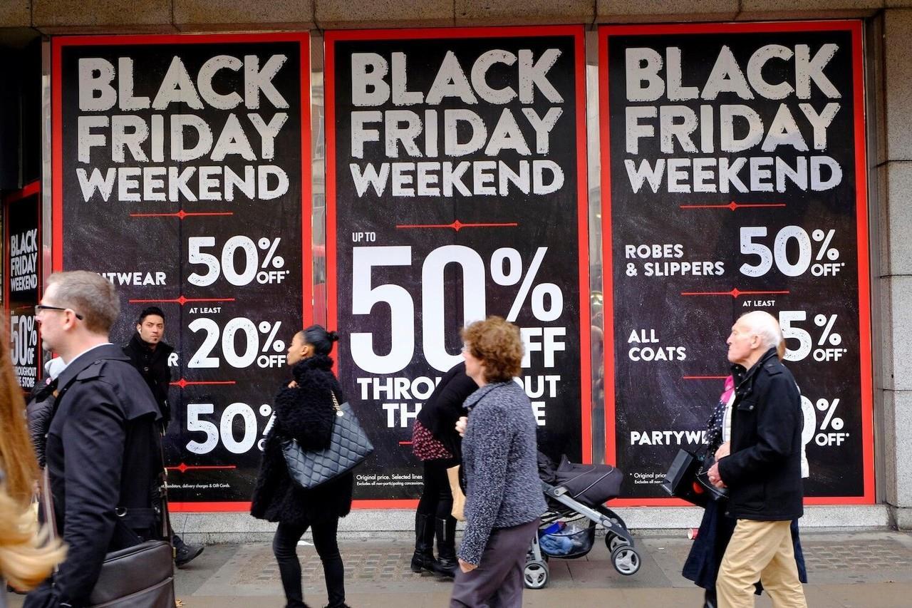 De acuerdo con la Federación Nacional de Minoristas (NRF), se prevé un récord de 130.7 millones de personas compren en tiendas y sitios web en Estados Unidos durante el Black Friday 2023. Foto: Libertad Digital