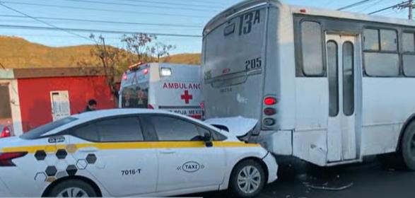 Resulta lesionado taxista en fuerte choque contra camión