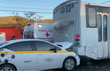 Resulta lesionado taxista en fuerte choque contra camión