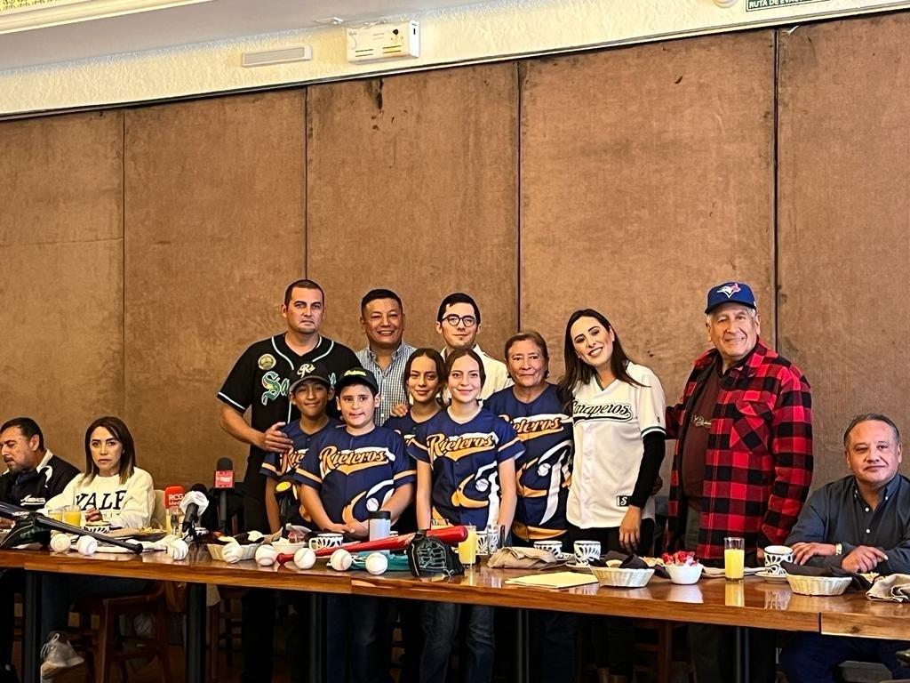 Guadiana hizo entrega de equipo de beisbol. (Fotografía: Marco Juárez)