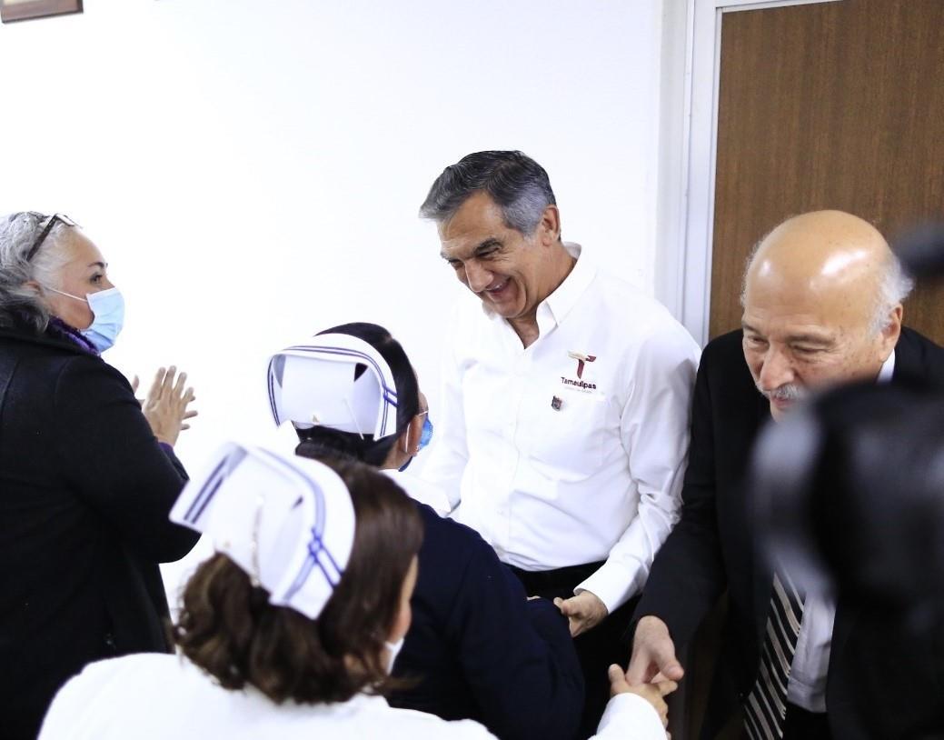 Américo Villarreal Anaya, gobernador de Tamaulipas, durante su visita al Hospital General de Victoria. (Foto: Agencia)