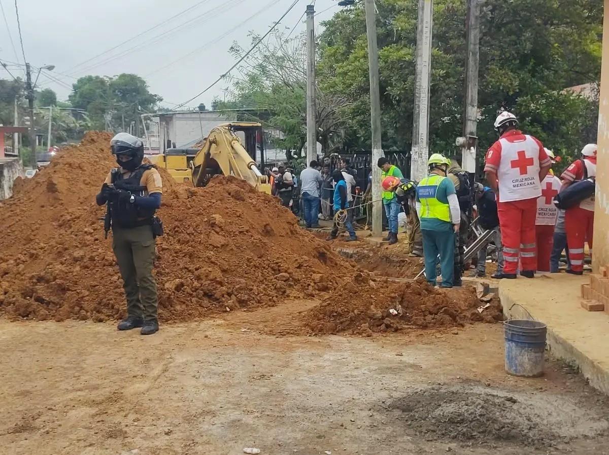 El accidente ocurrió cuando la cuadrilla de obreros se encontraba en el interior de una zanja de seis metros de profundidad, ubicada en la avenida Principal, de la colonia Quimiapa, en Amatlán de Los Reyes. Foto: Cortesía.