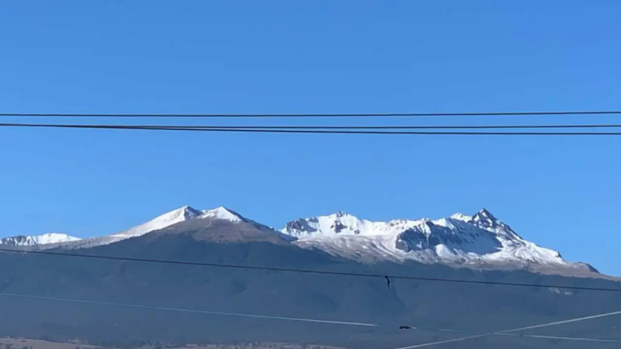 La naturaleza regala bellas postales, un manto blanco cubre el cráter, por seguridad las autoridades mantienen cerrado el acceso. Foto: Redes Sociales