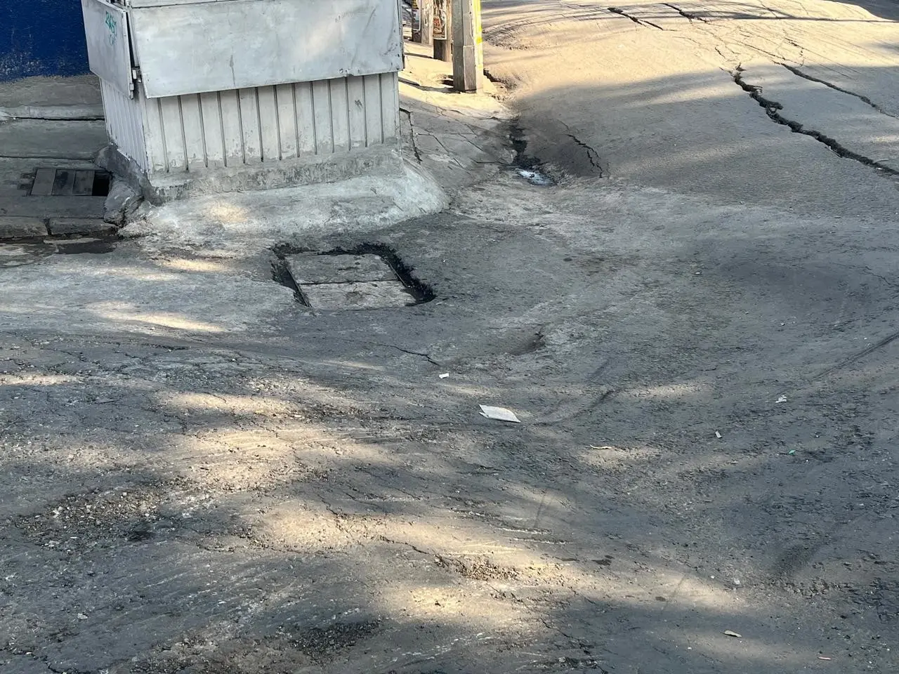 Los vecinos de la colonia Villas de Guadalupe Xalostoc, en Ecatepec , exigieron a las autoridades reparar el socavón porque es un riesgo para conductores y peatones. Foto: Israel Lorenzana
