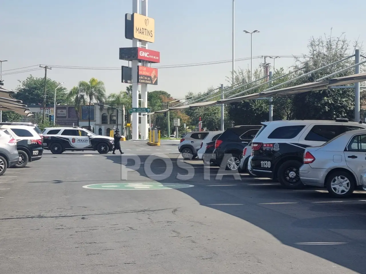 Roban Jeep en estacionamiento de centro comercial en San Pedro