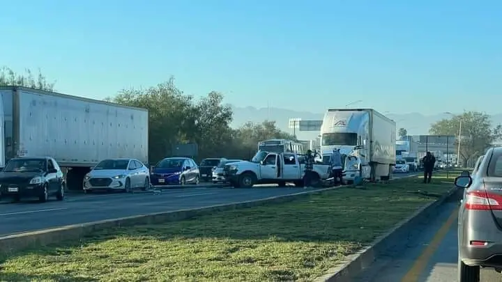 El percance ocurrió a la altura del campo militar, dirección de Monterrey a Ciénega de Flores. Foto: Raymundo Elizalde.