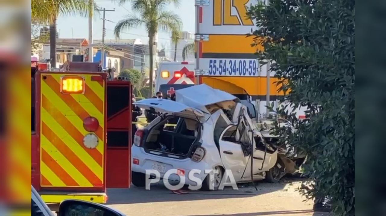 Las víctimas, de momento no identificadas, iban a bordo de un automóvil Nissan March con placas FZF-908-D que se impactó de lleno contra un camión estacionado. Fotos: Luis Lozano