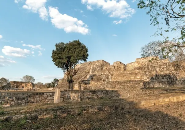 Turista de 50 años sufre caída en zona arqueológica de Oxkintok