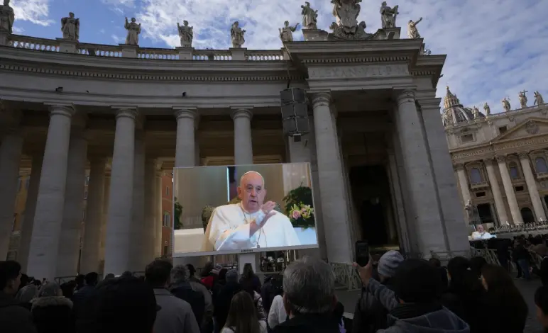 El papa dice que tiene inflamación pulmonar, pero viajará a cumbre climática . Foto. AP