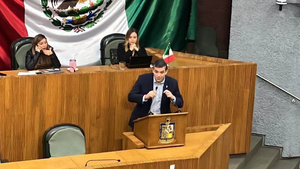 El diputado del PAN, Mauro Guerra en Congreso del Estado. Foto. Armando Galicia