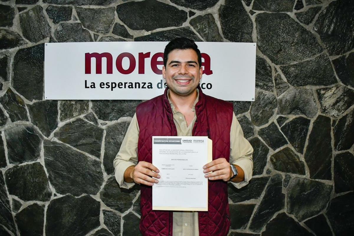 Manuel Cota recibe cédula como precandidato de Morena para encabezar los trabajos del Ayuntamiento de La Paz. Foto: Facebook Manuel Cota Cárdenas