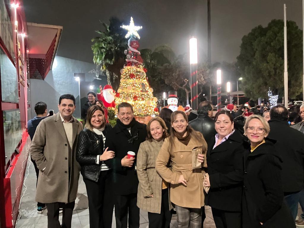 Encienden pino en FACPYA y dan inicio a la Navidad