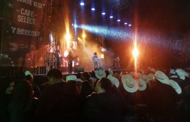 Ofrece La Leyenda concierto gratuito bajo la lluvia