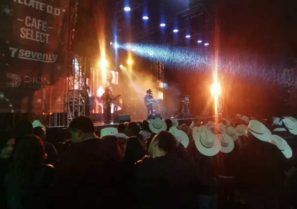 Ofrece La Leyenda concierto gratuito bajo la lluvia