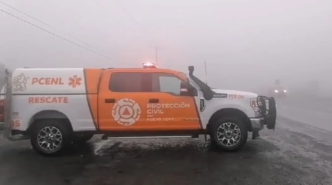 Las autoridades informaron que los operativos se llevan a cabo debido a la presencia de llovizna ligera y neblina en la carretera cerca del municipio de Santa Catarina y García. Foto: Protección Civil Nuevo León.