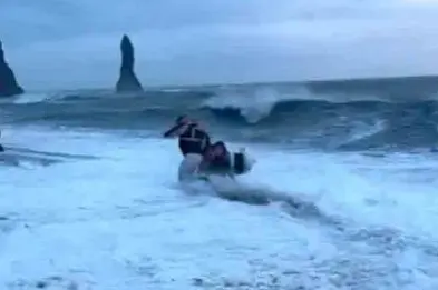 Turistas casi son devorados por el mar al intentar sacar foto en playa peligrosa