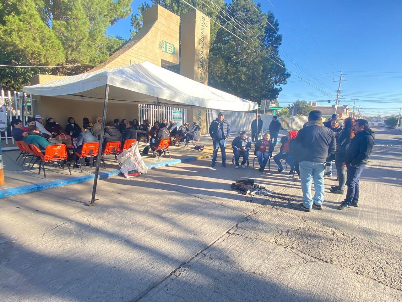 Los docentes y personal administrativos de los Colegios de Bachilleres, cerraron los planteles para exigir mejora de pago. Foto: Cortesía (Luis Alberto Hernández).