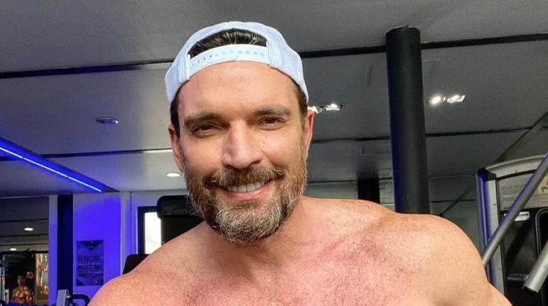 En 2021, Julián Gil ya había enfrentado cáncer de piel en su pecho. Foto. Especial