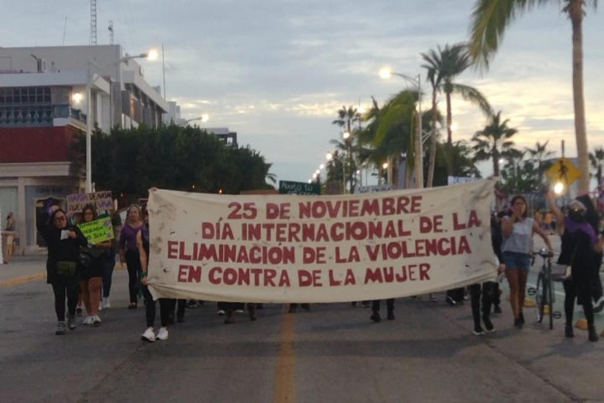 Feministas condenan abuso de poder en la marcha por el Día Internacional de la Eliminación de la Violencia contra las Mujeres y Niñas en La Paz. Foto: Mujeres en la lucha BCS