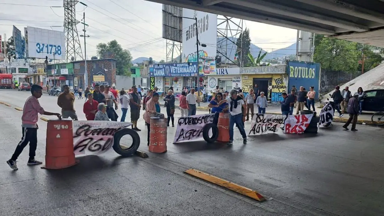 Los vecinos inconformes exigieron suministro de agua en sus domicilios, denunciaron que tienen más de un mes sin abasto. Foto: Cortesía