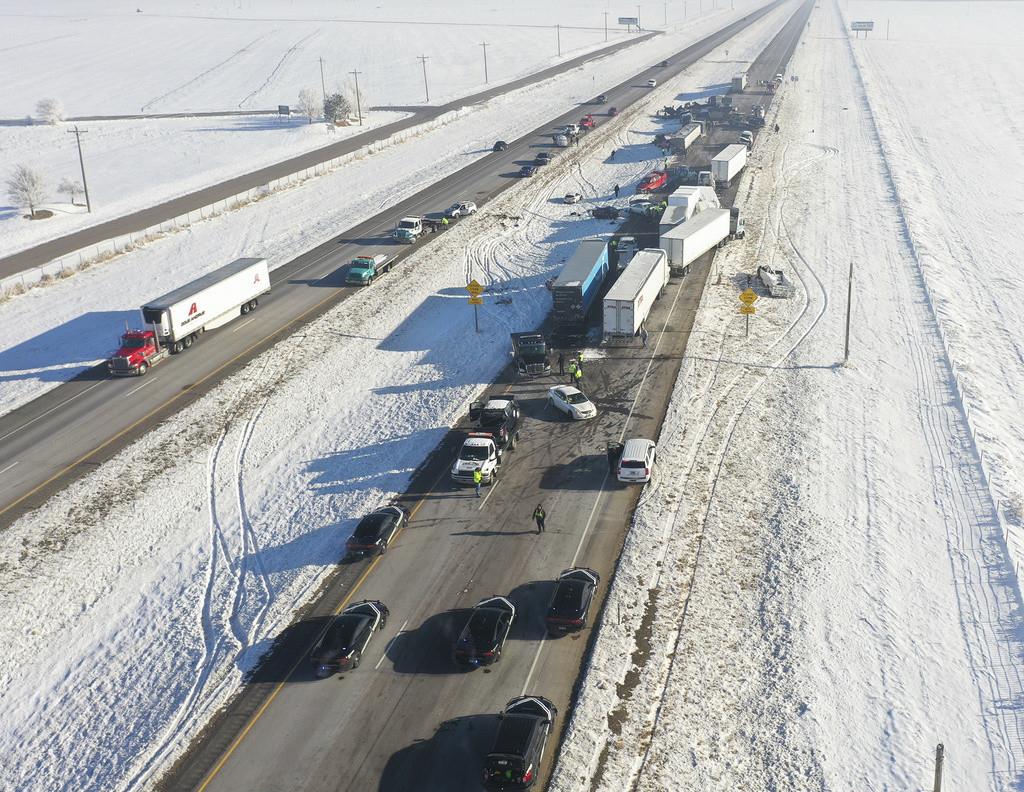 Esta fotografía proporcionada por la Policía Estatal de Idaho muestra un choque múltiple en una autopista cercana a Pocatello, Idaho, el lunes 27 de noviembre de 2023. (Idaho State Police vía AP)