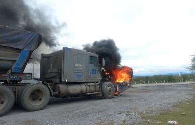 Se incendia tractocamion en la carretera Llera a Manuel, Tamaulipas