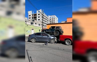Se sube Jeep sobre otro vehículo en el centro de Durango