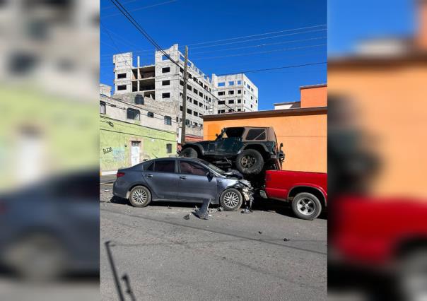 Se sube Jeep sobre otro vehículo en el centro de Durango