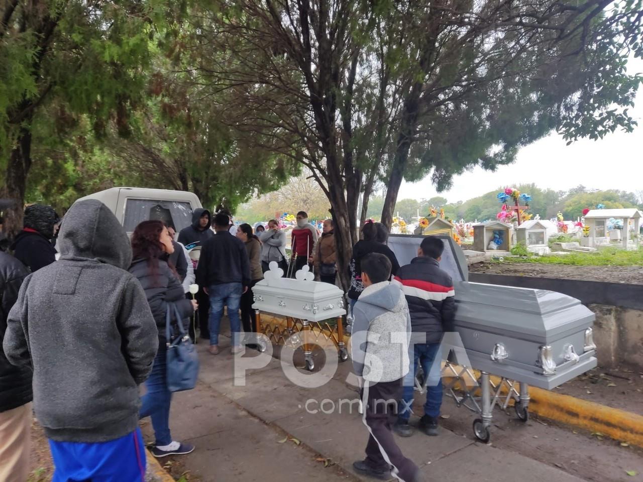 Los cuerpos de la madre y su hija víctimas de una volcadura fueron trasladadas a su última morada, el panteón “La Piedad” en la carretera a San Roque. Foto: Especial/ POSTAMX