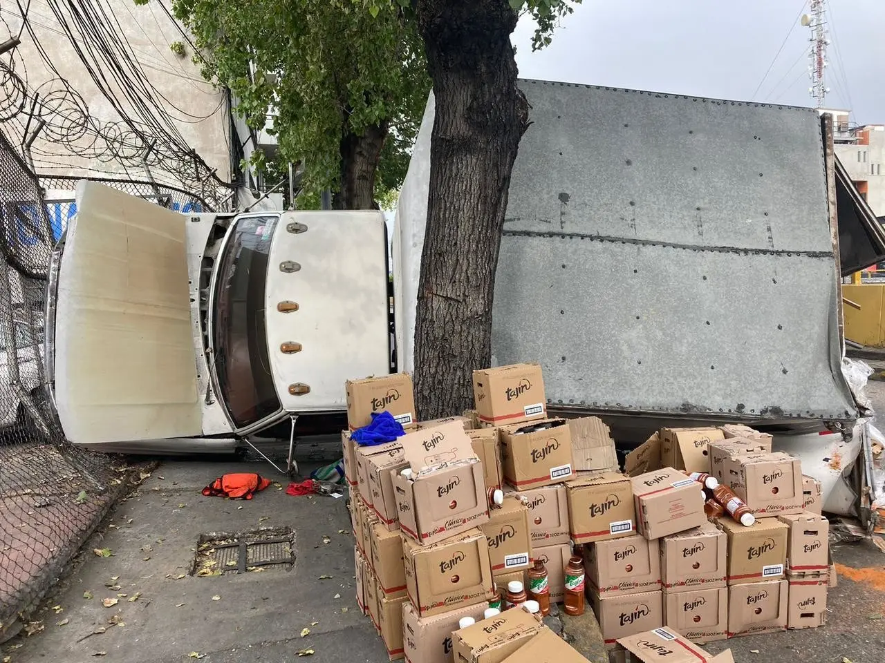 Camioneta de carga vuelca tras ser impactada por tráiler en Circuito Interior. Foto: Ramón Ramírez