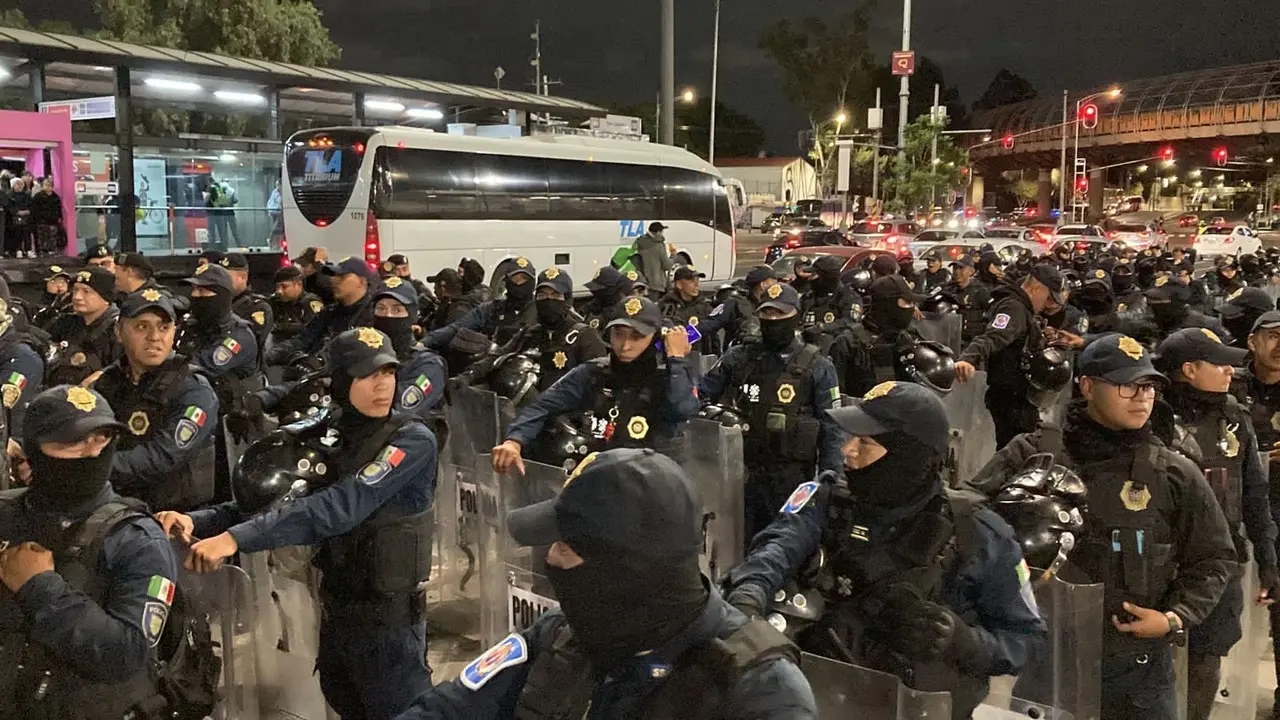 Trabajadores se enfrentan a policías tras retiro de bloqueo en Eduardo Molina. Foto: Ramón Ramírez