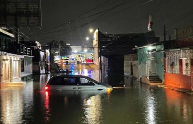 Lluvias inundan Cancún y dejan vehículos varados