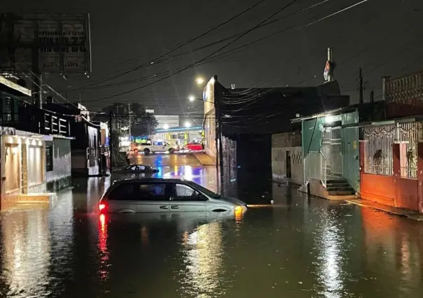 Lluvias inundan Cancún y dejan vehículos varados