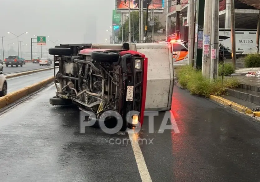 El herido indicó que viajaba hacia su trabajo donde no tomar una decisión a tiempo lo llevó a terminar de esta manera en la colonia Obispado. Foto: Raymundo Elizalde.