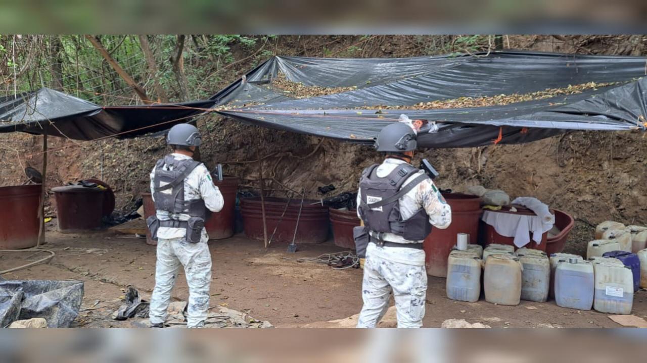 Aseguran narcolaboratorio en sierra de Durango con casí 3 mil litros de químicos