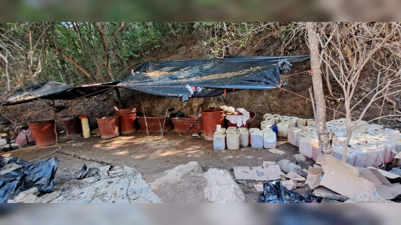 Aseguran narcolaboratorio en sierra de Durango con casí 3 mil litros de químicos
