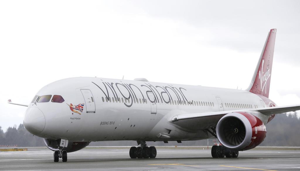 En esta imagen de archivo, un Boeing 787-9 de Virgin Atlantic aterriza tras un vuelo desde Londres a Seattle, el 27 de marzo de 2017, en el aeropuerto internacional Seattle-Tacoma, en Seattle. (AP Foto/Ted S. Warren, archivo)