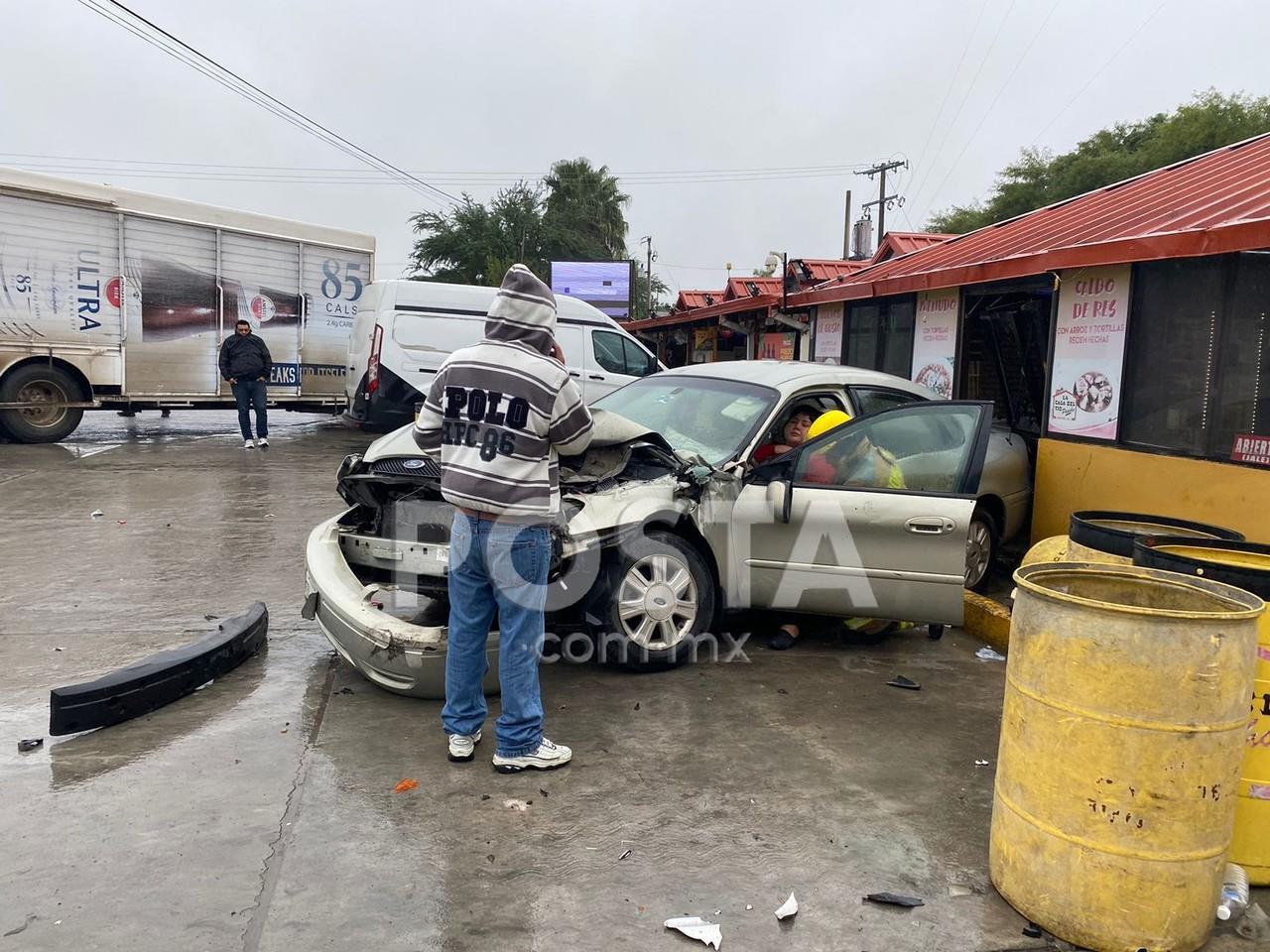 -Un choque entre dos automovilistas al sur del Estado, dejó dos personas lesionados. Fotos. Raymundo Elizalde