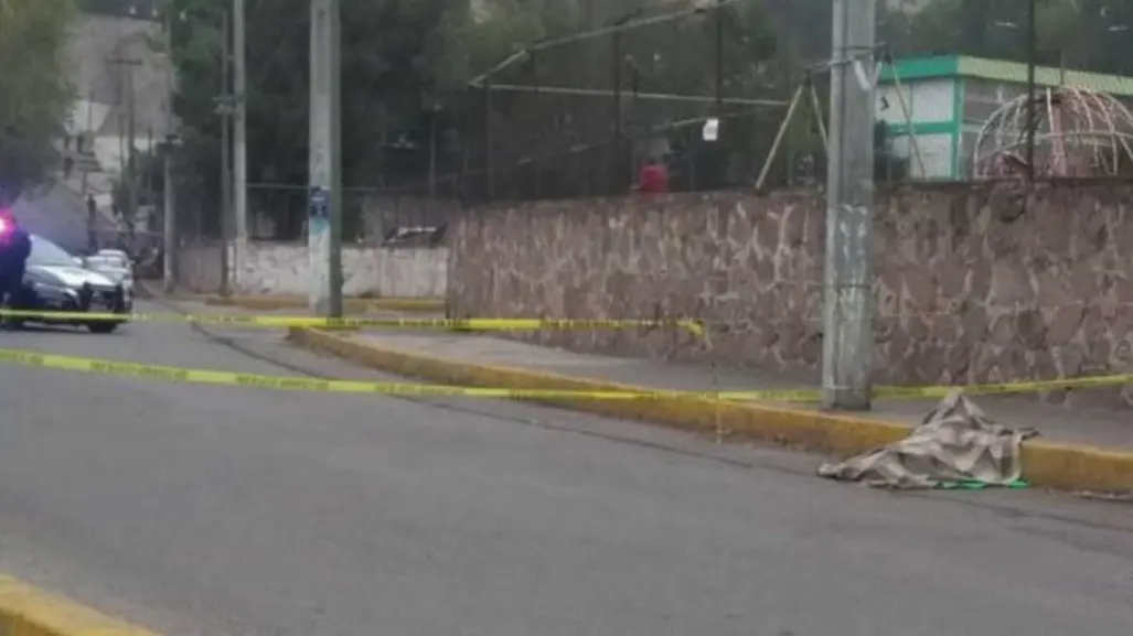 Encuentran hombre muerto y encobijado en Tlalnepantla