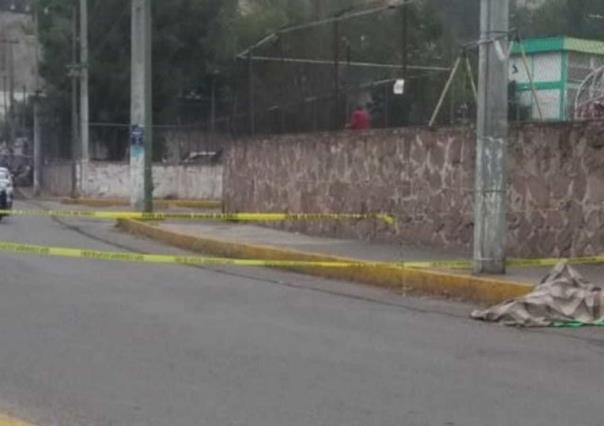 Encuentran hombre muerto y encobijado en Tlalnepantla