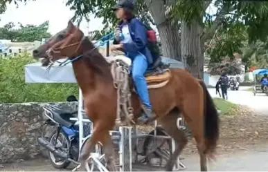 Alumna del Cobay Kanasín se hace viral por llegar a la escuela en caballo