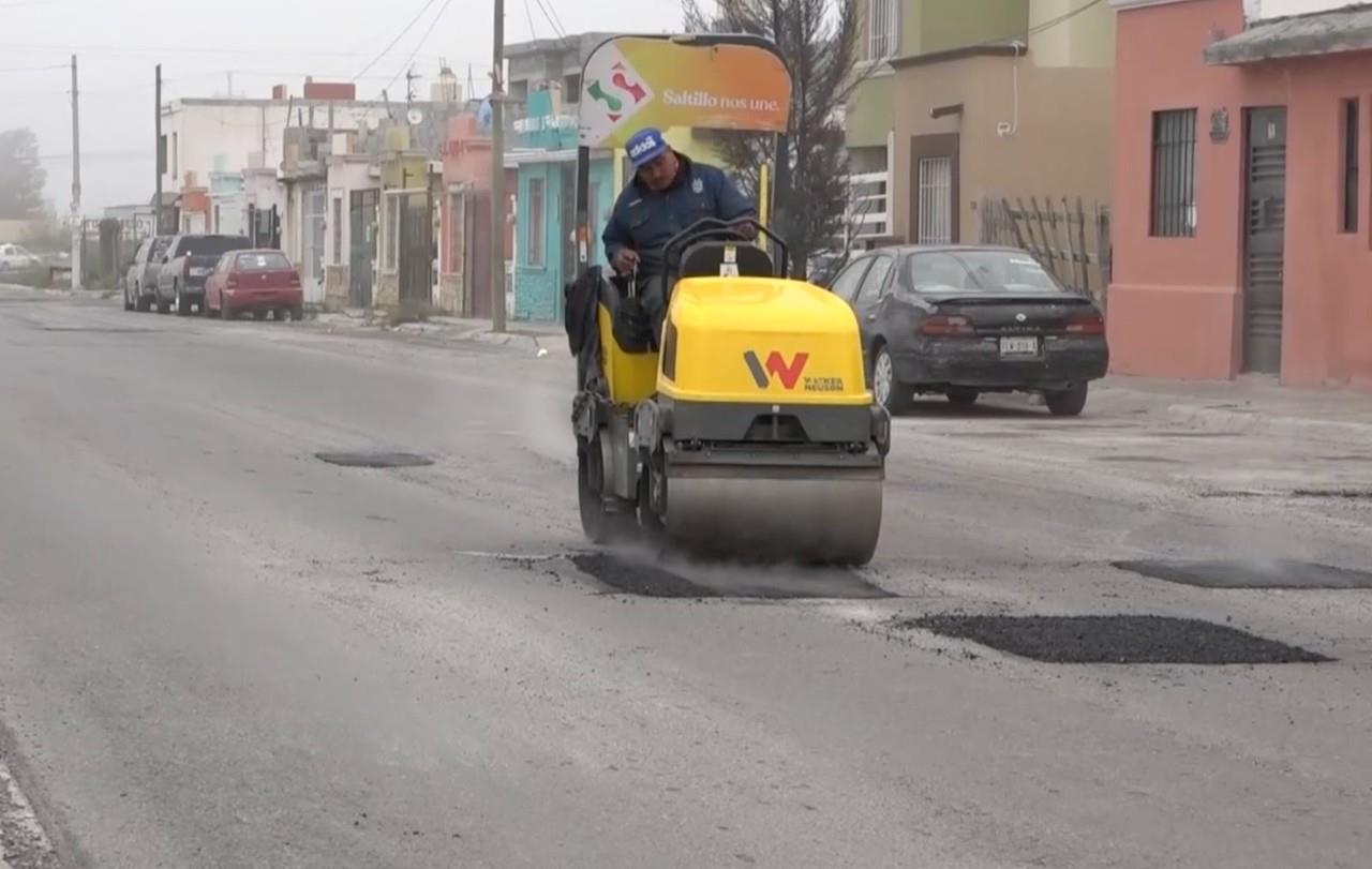 Continúa el bacheo. Foto: Cortesía