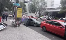 Chocan dos vehículos y uno termina volcado en la alcaldía Álvaro Obregón Chocan dos vehículos y uno termina volcado en la alcaldía Álvaro Obregón